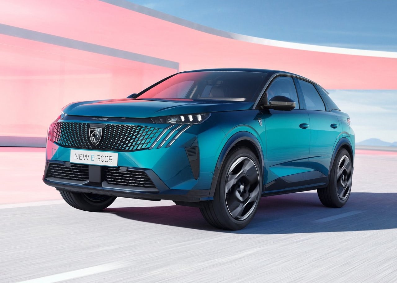 Yeni nesil Peugeot E-3008 ön üç çeyrek görünümü