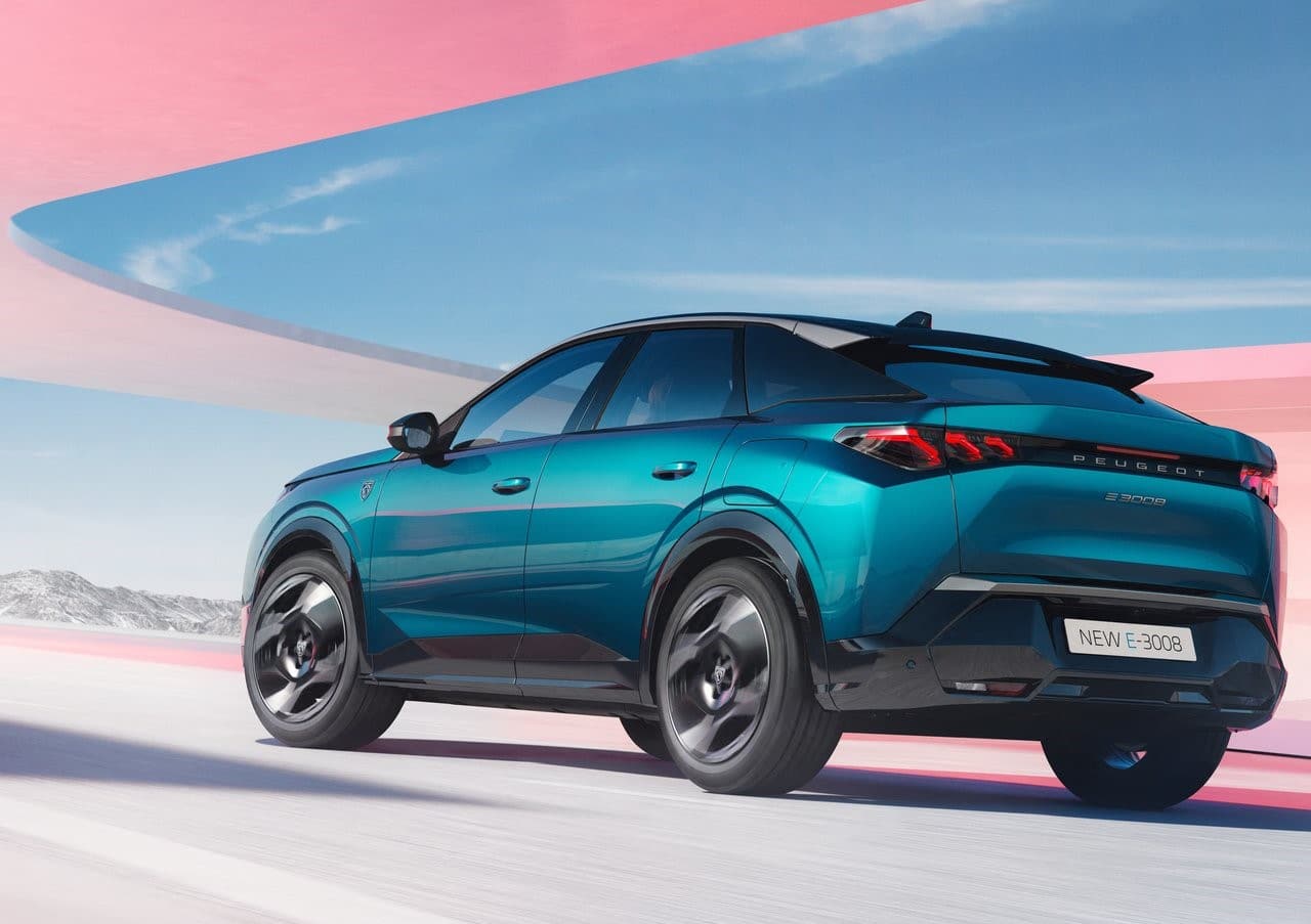 Peugeot E-3008 arka üç çeyrek gövde görünümü