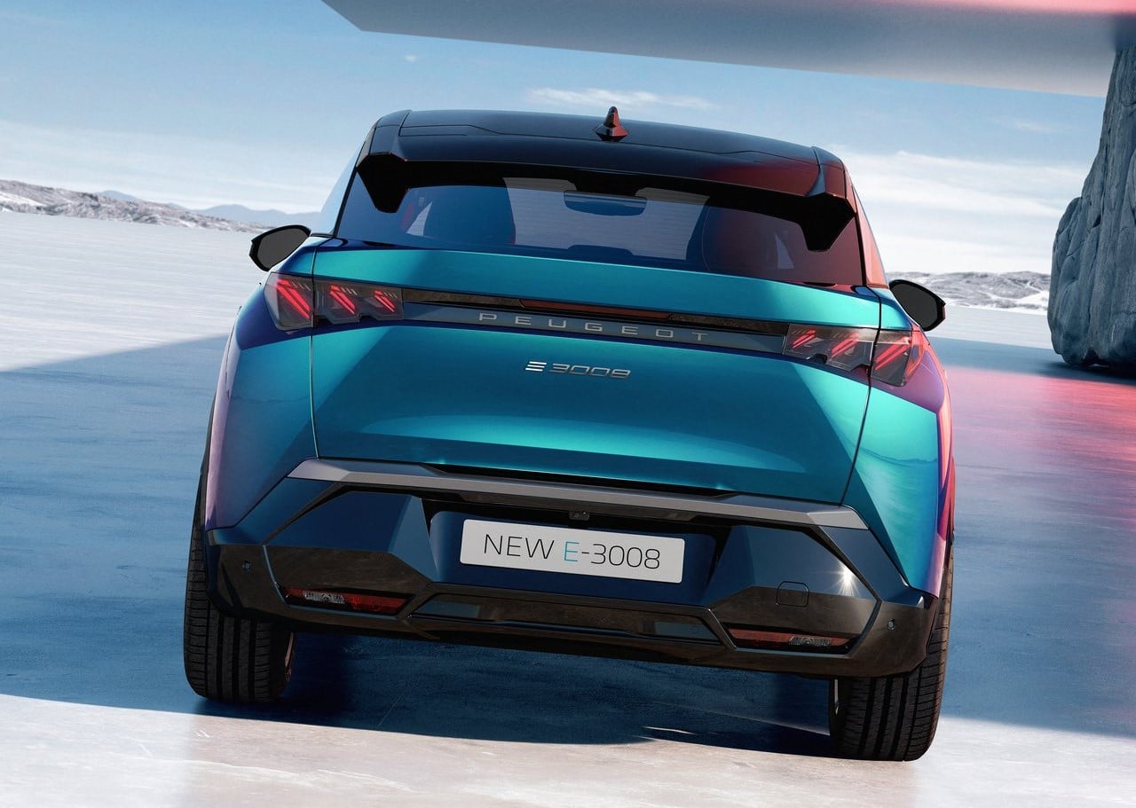 Peugeot E-3008 arka bölüm ve ışık imzası