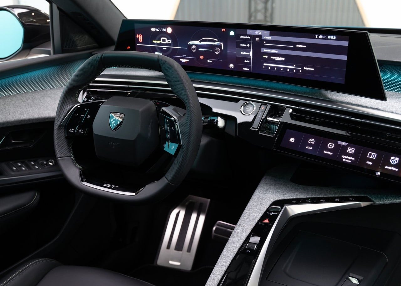 Peugeot 3008 sürücü ekranı ve i-Toggles kumanda alanı