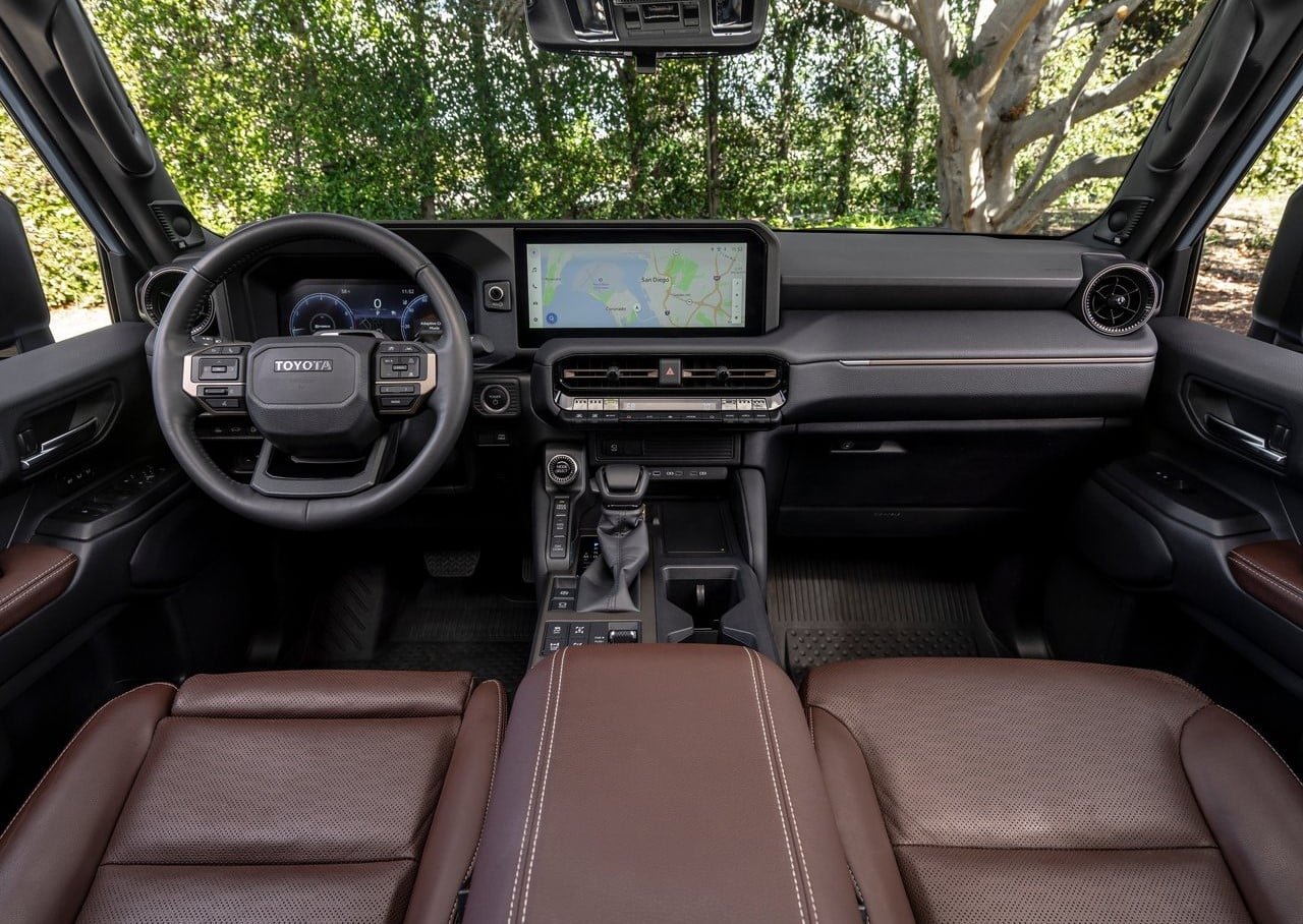 Land Cruiser Prado direksiyon multimedya ekranı ve orta konsol iç görünümü