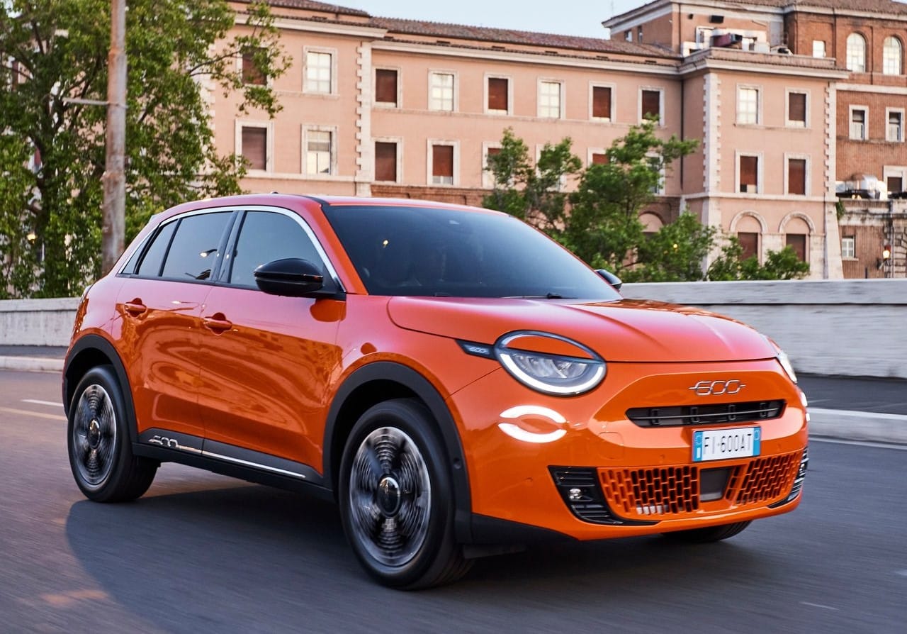 2024 Aralık Fiat 600 Fiyat Listesi turuncu Fiat 600e şehir yolunda ön ve yan görünüm