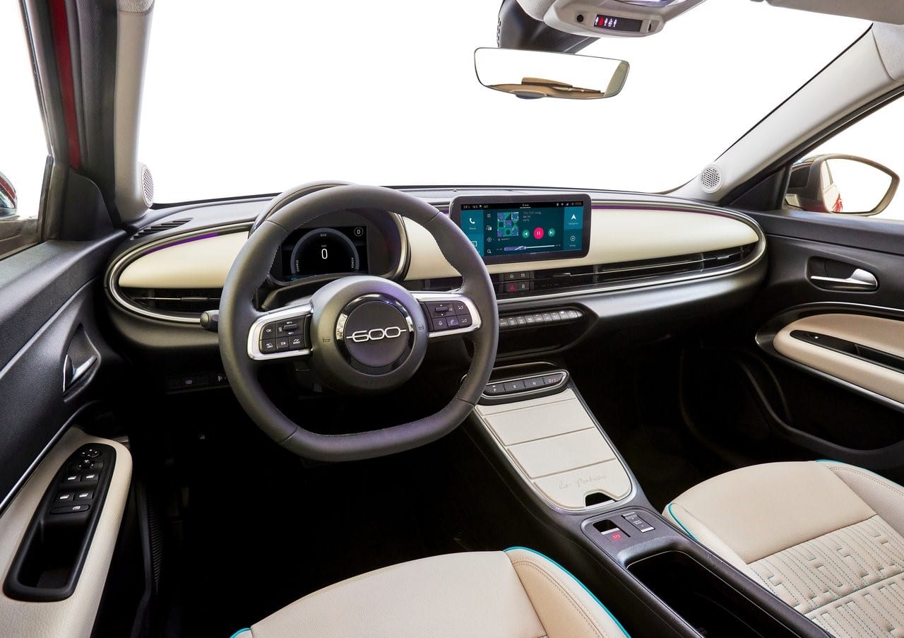 Fiat 600e direksiyon dijital gösterge ve orta multimedya ekranı