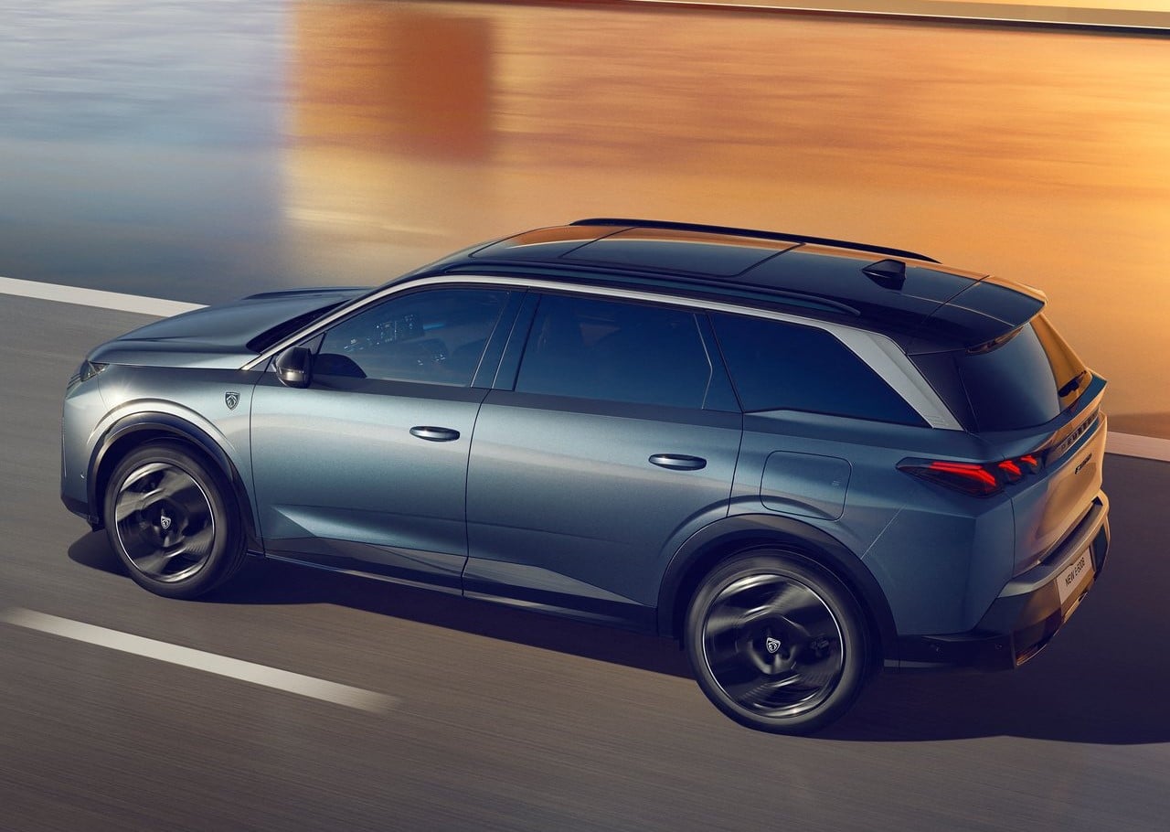 Hareket halindeki Peugeot E-5008 yan ve arka gövde görünümü