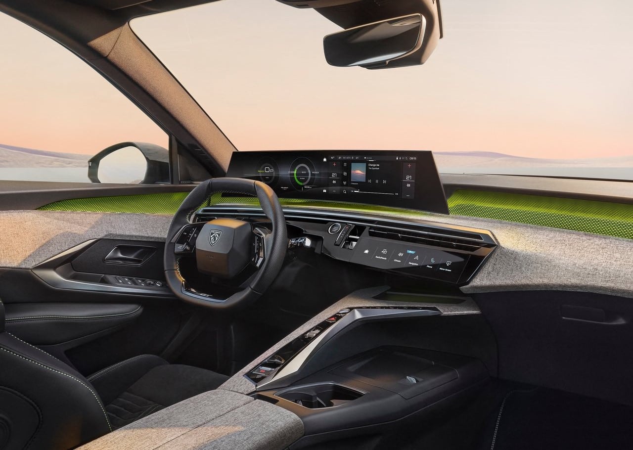 Peugeot 5008 Panoramik i-Cockpit kabini ve geniş dijital ekran