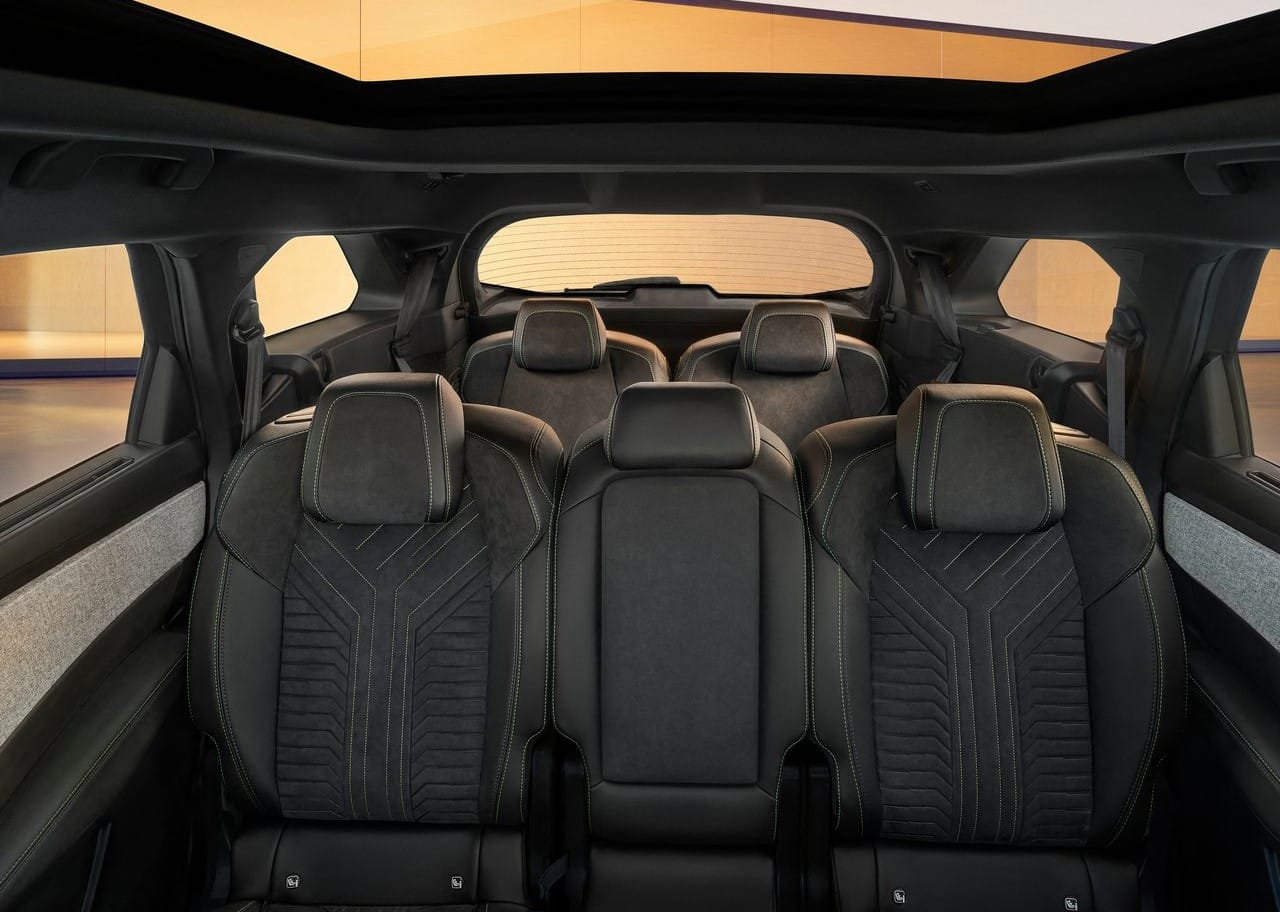 Peugeot 5008 kabininde ikinci ve üçüncü sıra koltuklar