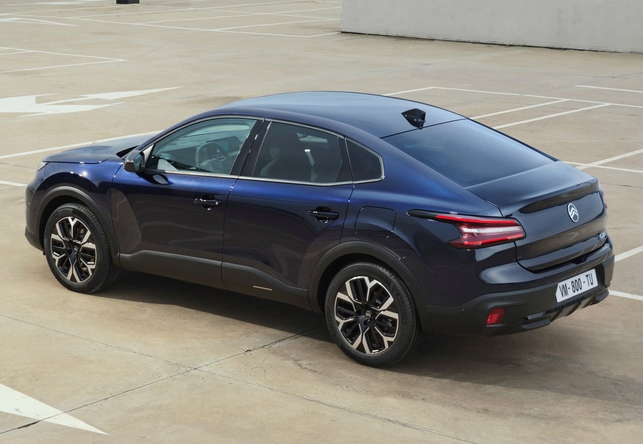 Koyu mavi Citroen C4 X arka üç çeyrek görünüm
