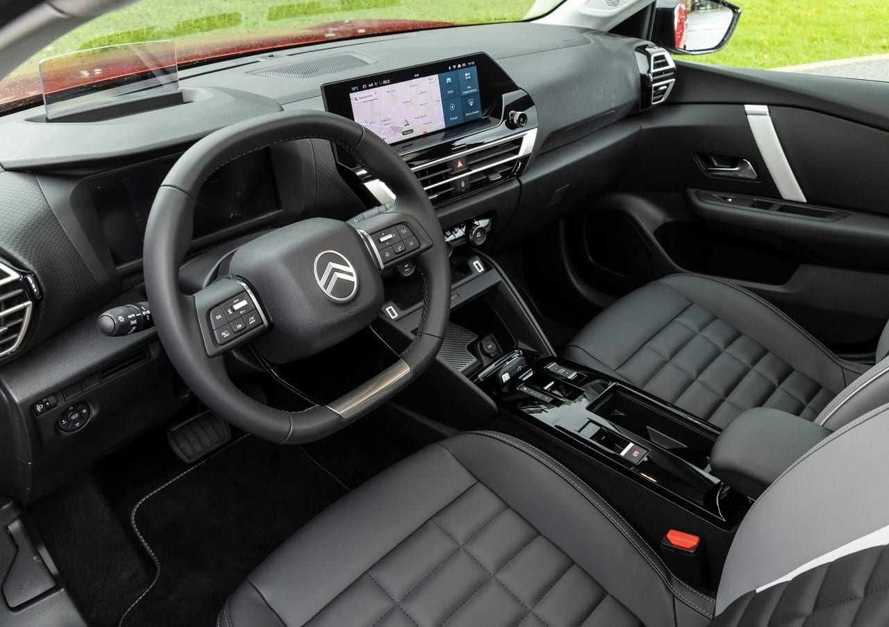 Citroen C4 kabininde direksiyon dokunmatik ekran ve ön koltukların görünümü