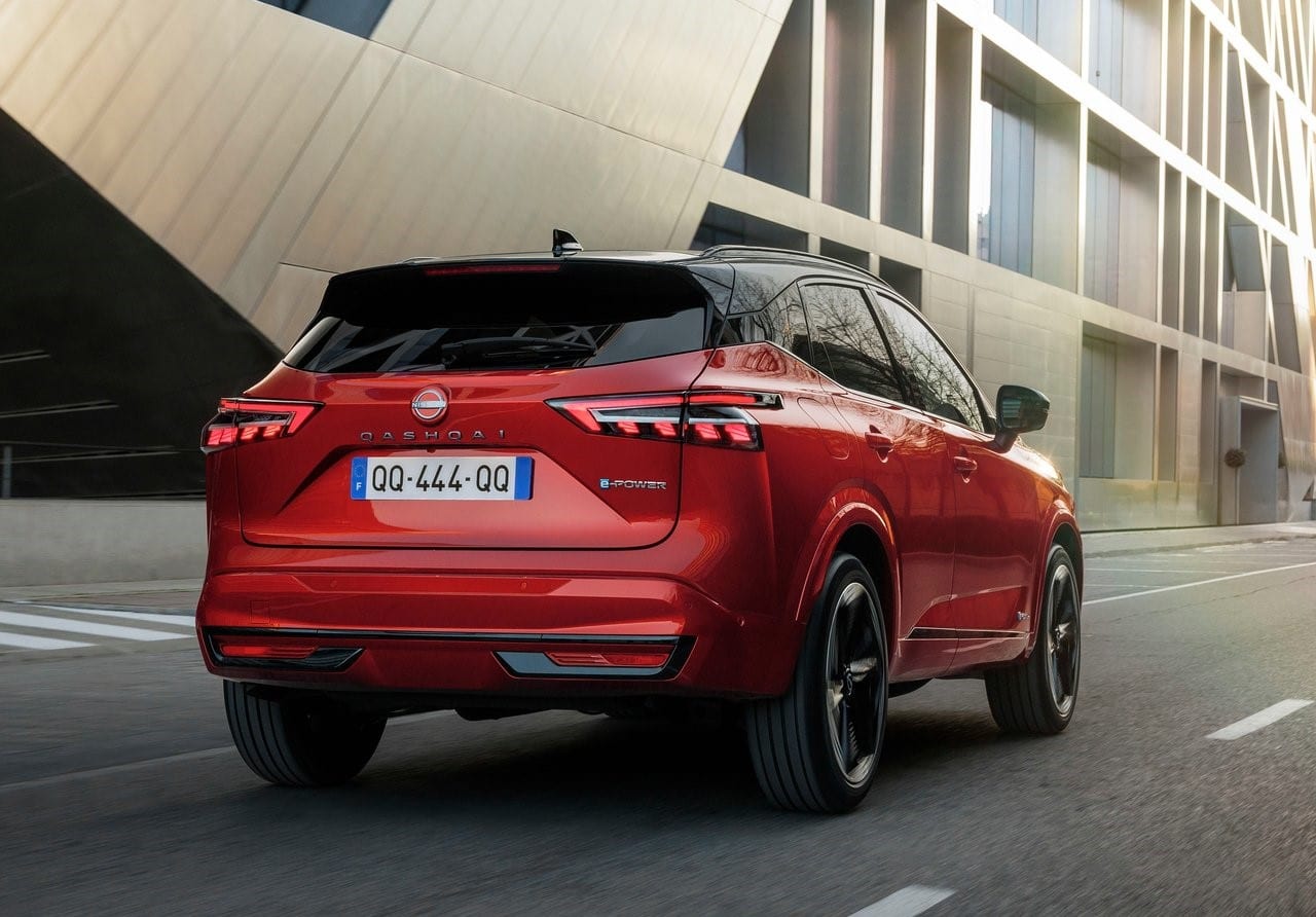 Kırmızı Nissan Qashqai e-POWER arka dış görünümü