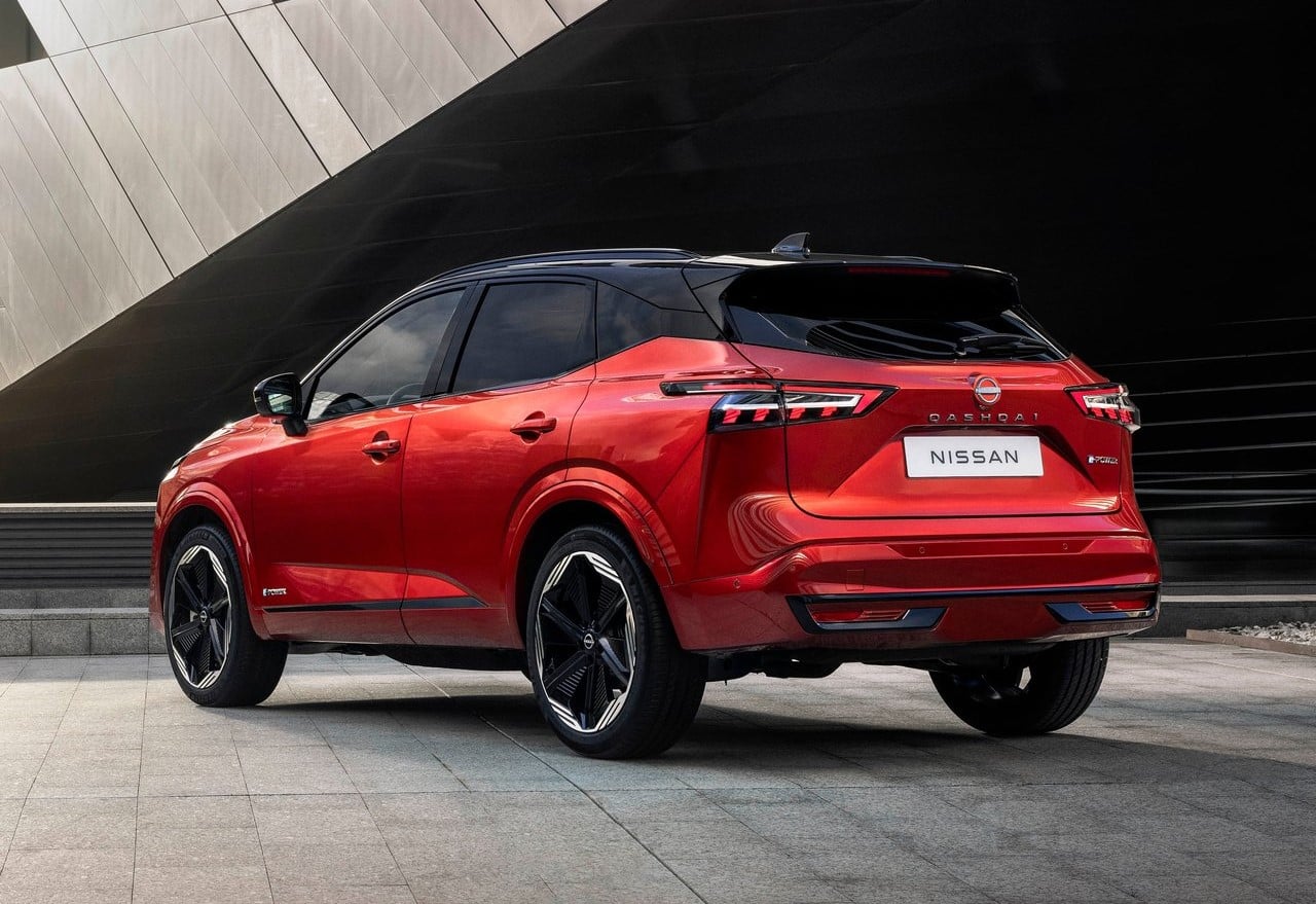 Kırmızı Nissan Qashqai e-POWER arka ve yan tasarımı