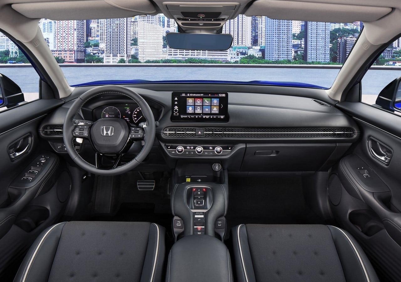 Honda ZR-V kokpiti direksiyon ekran ve orta konsol görünümü
