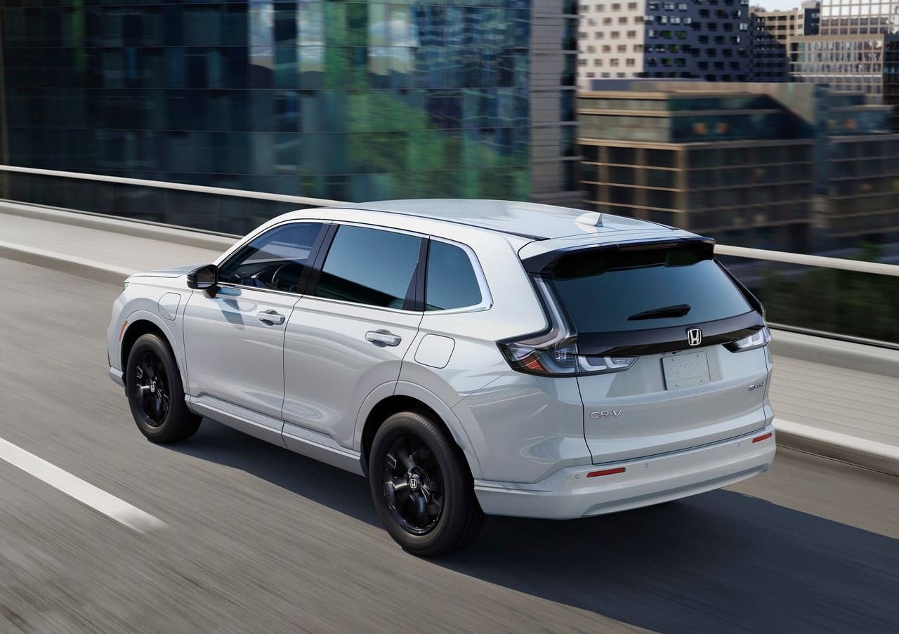 Honda CR-V hareket halinde arka üç çeyrek görünümü