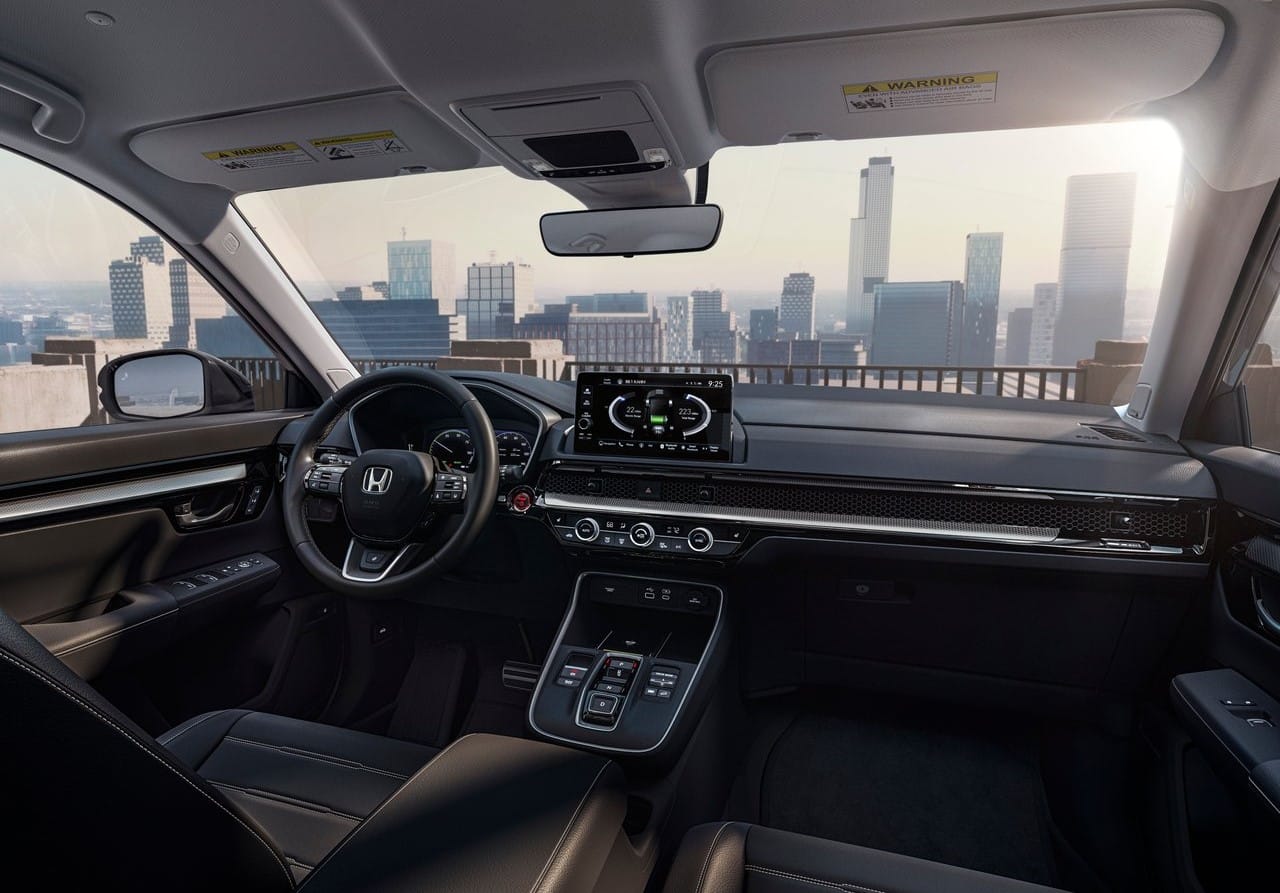Honda CR-V sürücü kokpiti direksiyon ve orta ekran görünümü