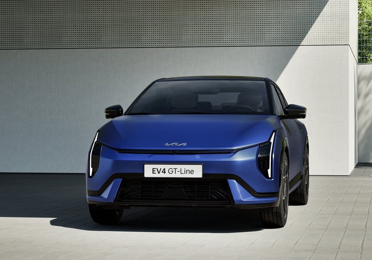 Mavi Kia EV4 GT-Line önden görünümü