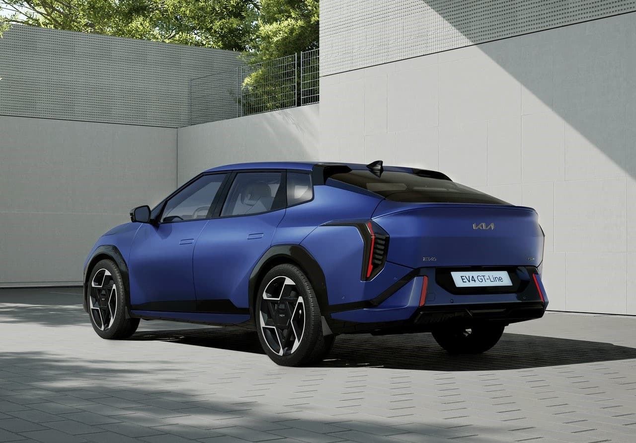 Mavi Kia EV4 GT-Line arka dış görünümü