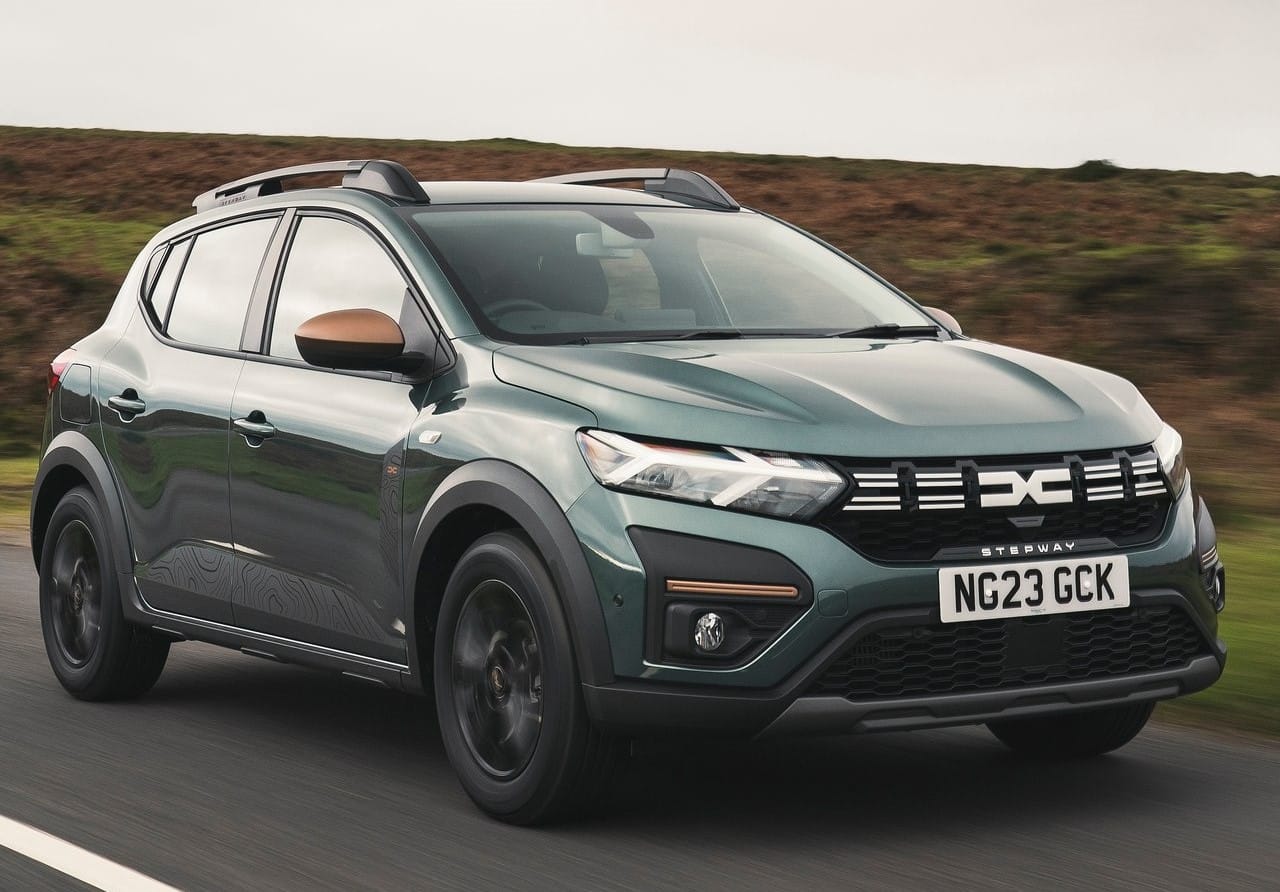 2025 Mart Dacia Sandero Stepway Fiyat Listesi görselinde yeşil Sandero Stepway yolda