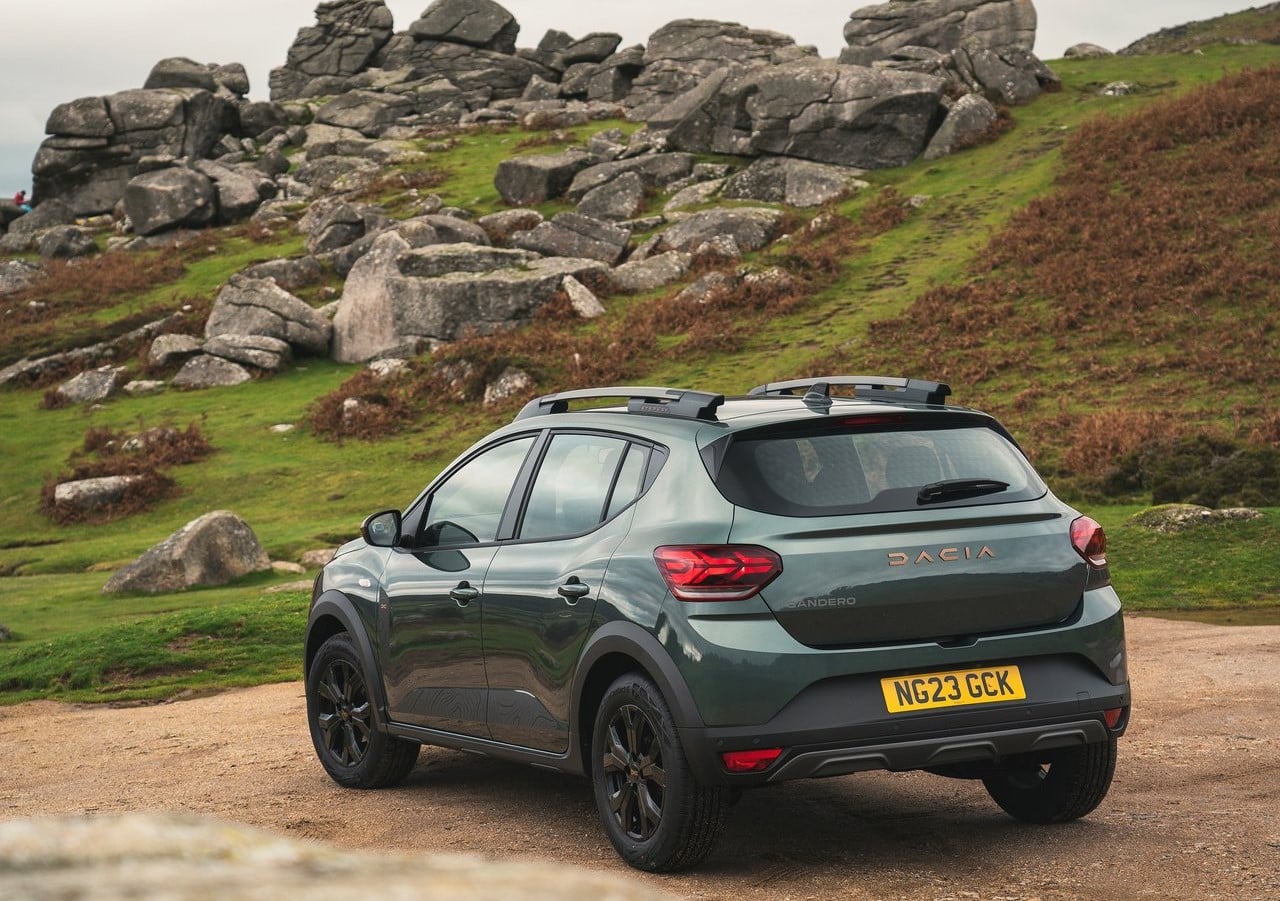 Yeşil Dacia Sandero Stepway arka gövde ve tavan barları