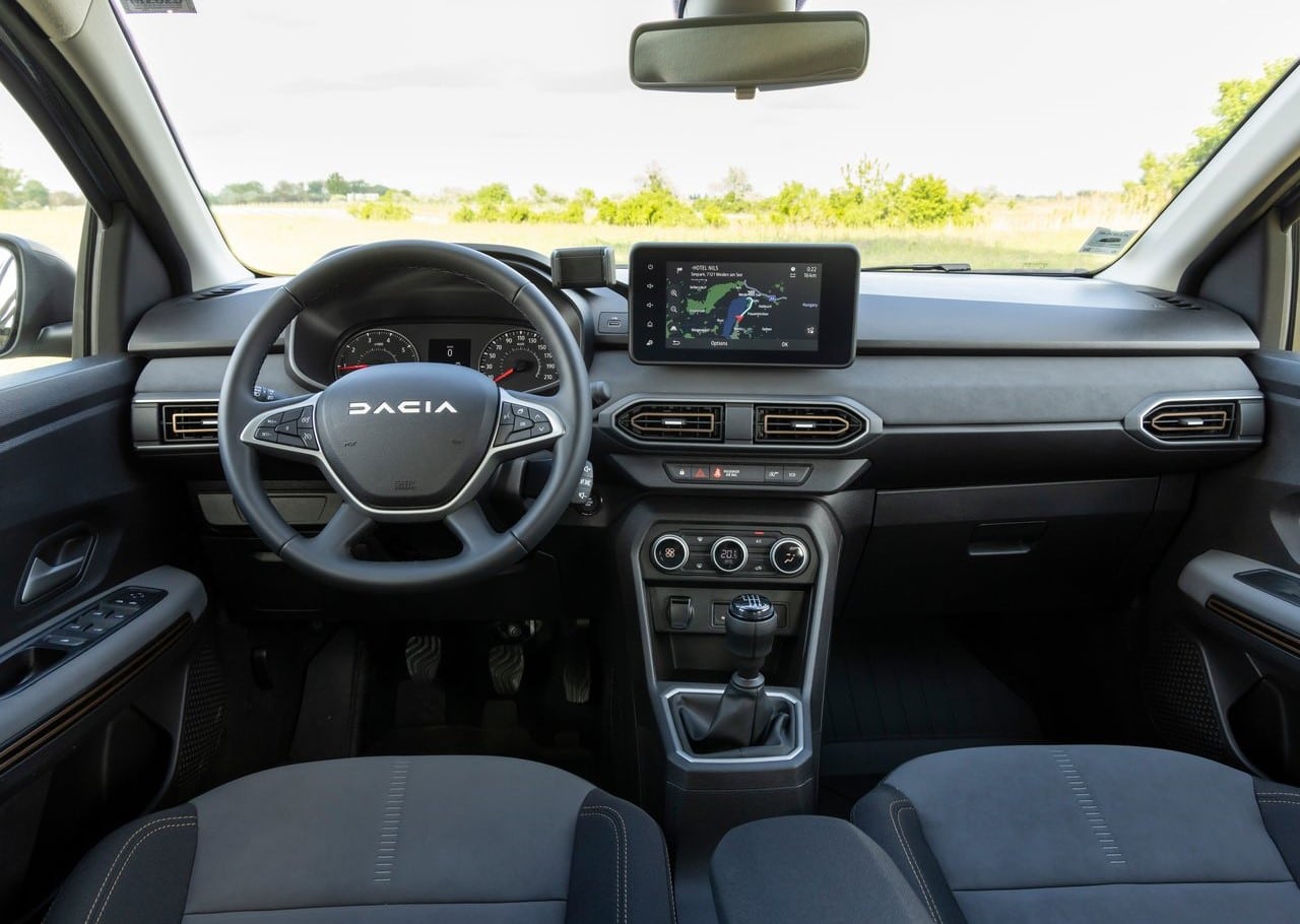 Dacia Sandero Stepway gösterge paneli ve multimedya ekranlı iç mekân
