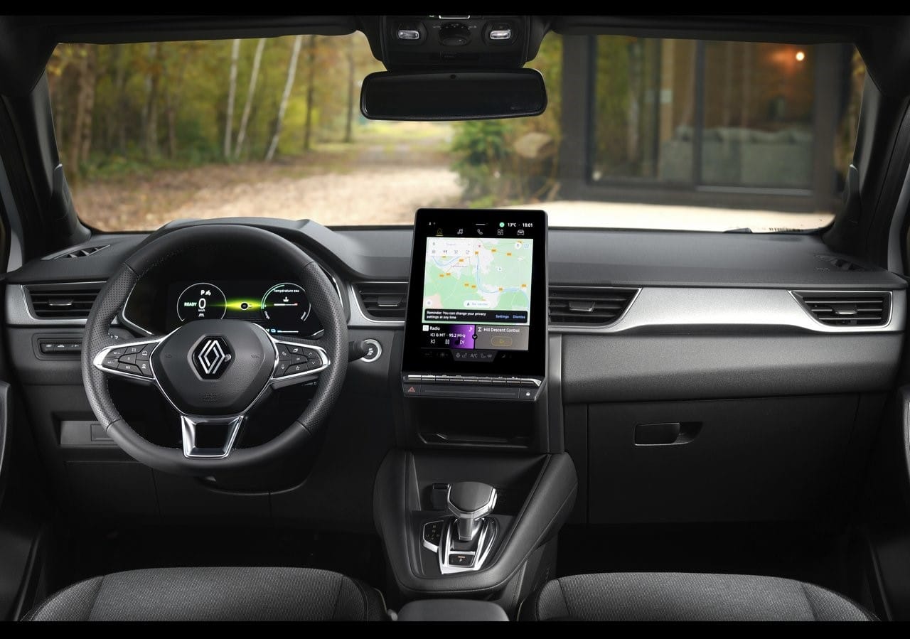 Renault Captur kokpitinde dijital gösterge ve dikey multimedya ekranı