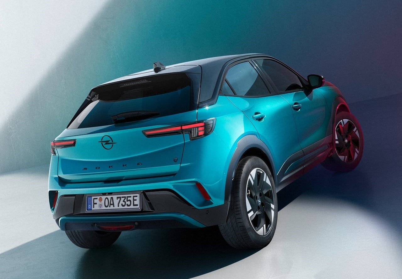 Opel Mokka arka üç çeyrek görünümü ve yatay stop tasarımı