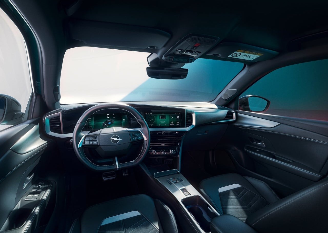 Opel Mokka kabininde dijital ekranlar ve ön koltuklar