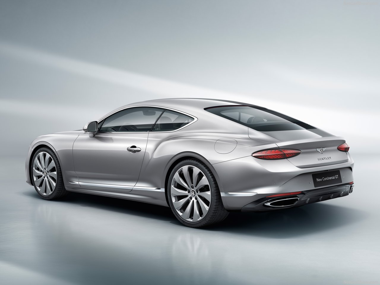 Bentley Continental GT gümüş coupe arka üç çeyrek stüdyo görünümü