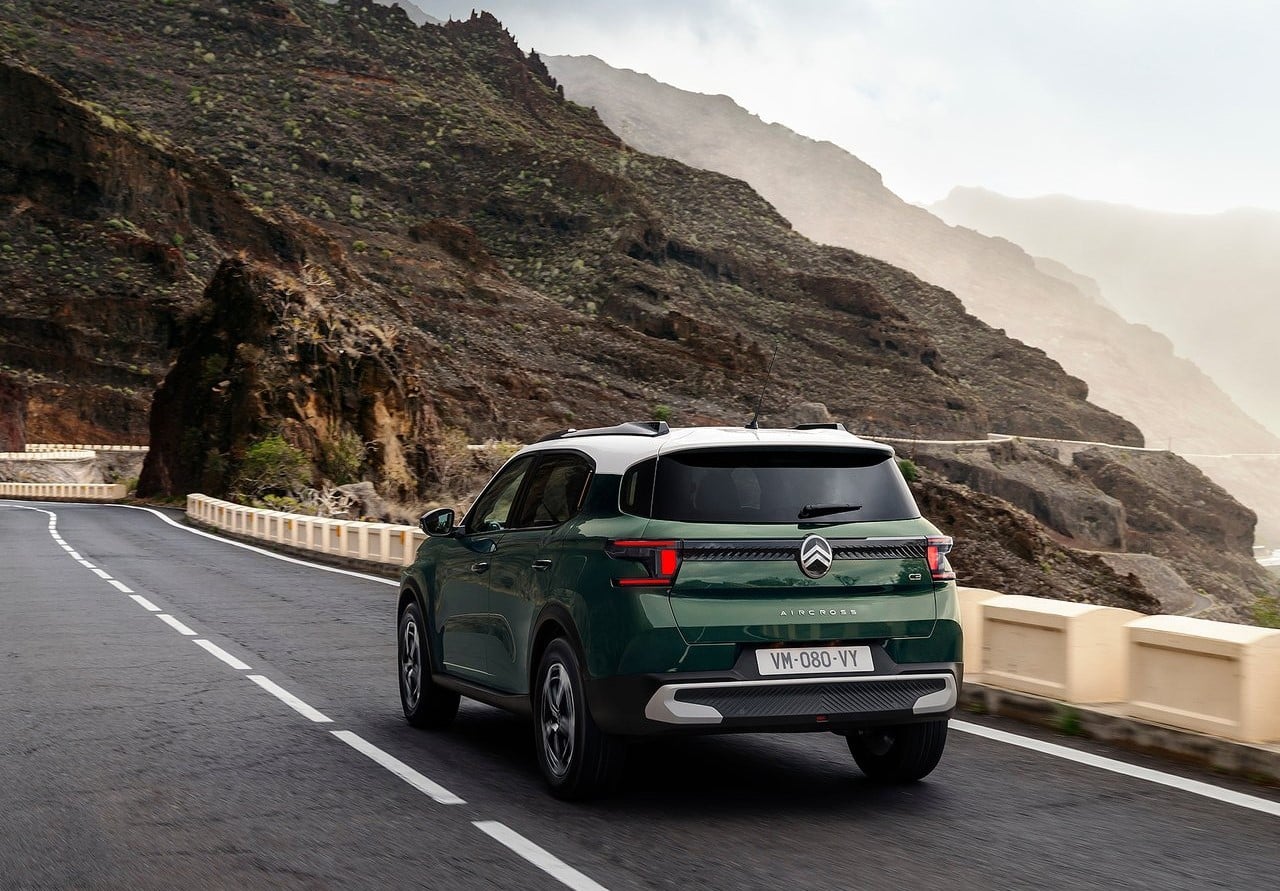 Yeşil Citroen C3 Aircross dağ yolunda arkadan görünüm