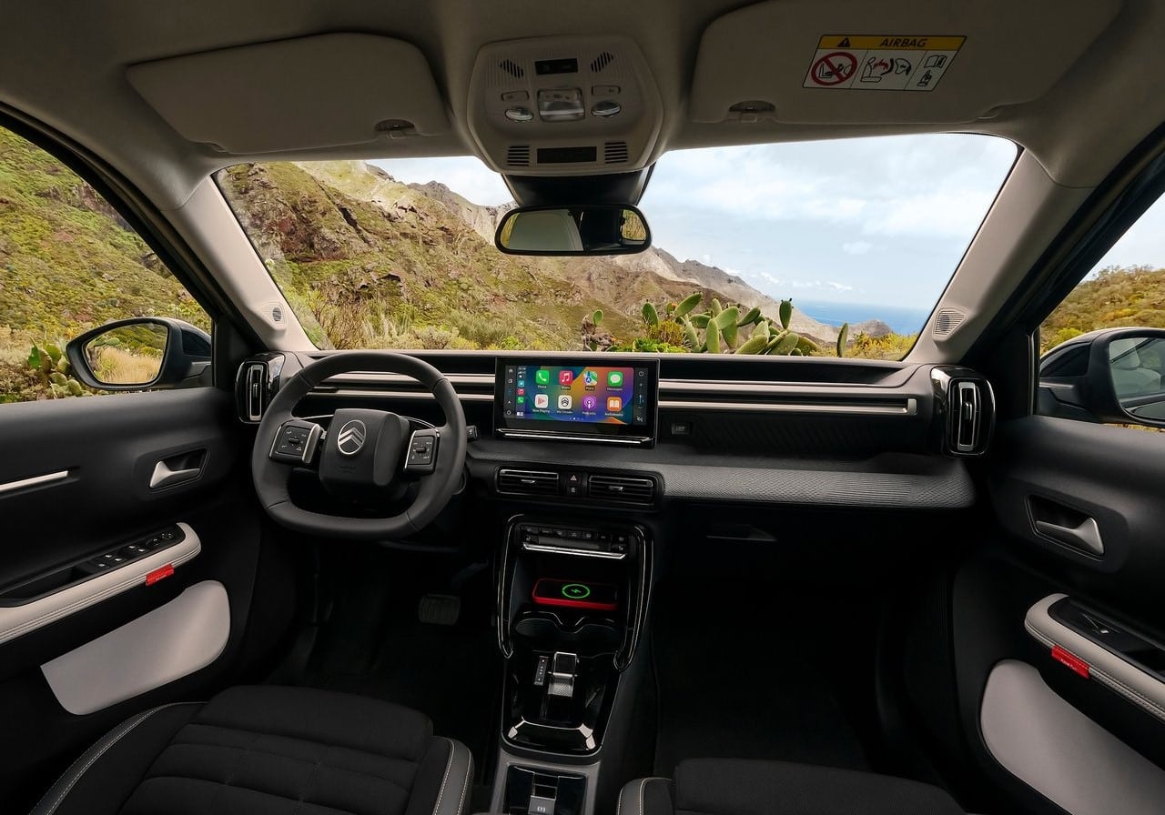 Citroen C3 Aircross kabininde direksiyon orta ekran ve yatay ön konsol
