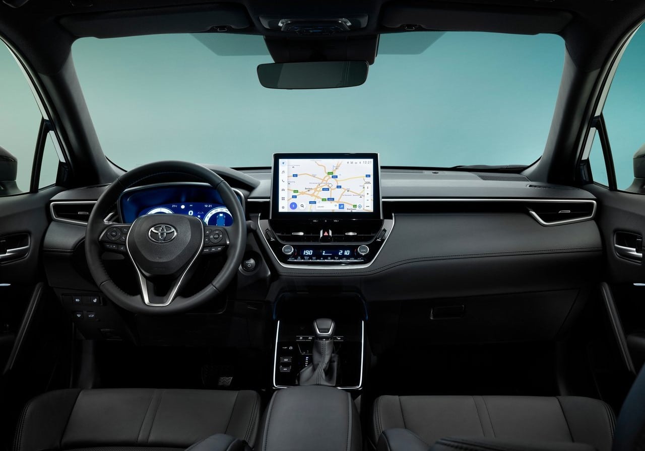 Toyota Corolla Cross Hybrid kokpit ekranları ve orta konsol