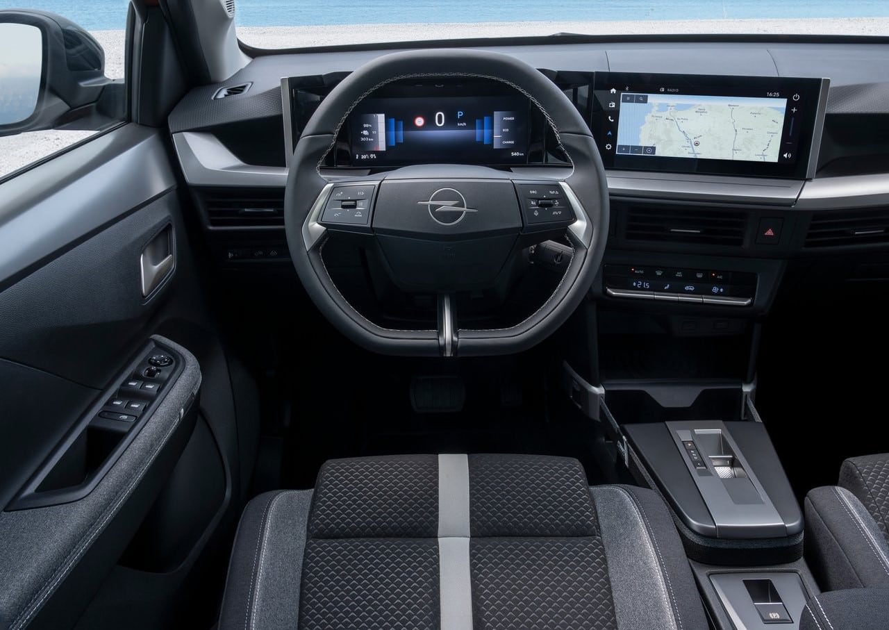 Opel Frontera kokpitinde direksiyon simidi ve yan yana dijital ekranlar