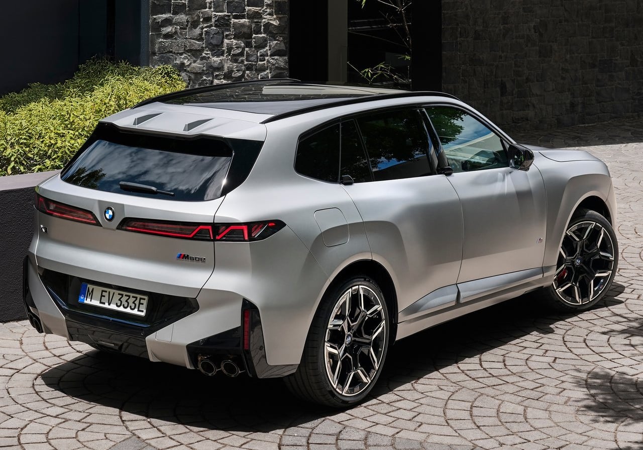 BMW X5 M60e arka bölüm ve yatay stop lambaları