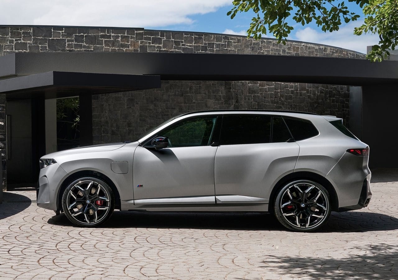 BMW X5 M60e gövde profili ve büyük alaşım jantlar