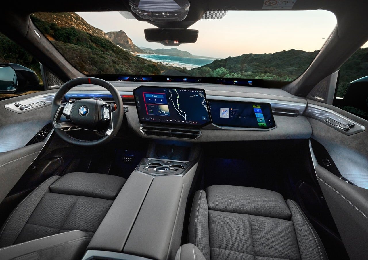 BMW X5 kabininde Panoramic Vision merkezi ekran ve yolcu ekranı