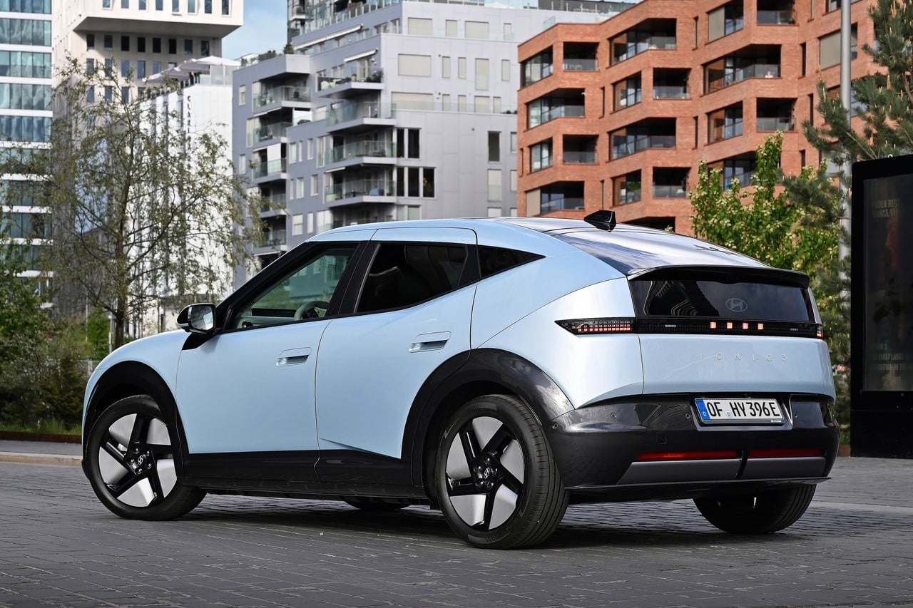 Hyundai IONIQ 3 açık mavi gövde ve arka tasarım görünümü