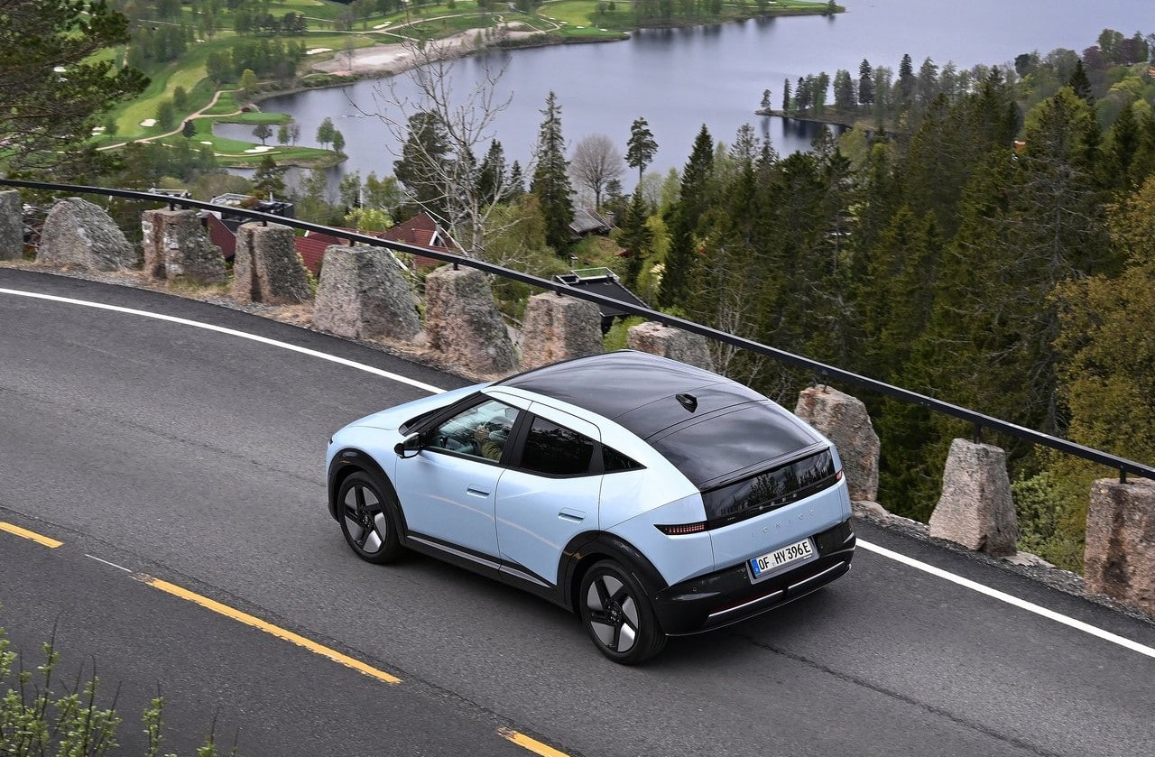 Açık mavi IONIQ 3 virajlı yolda üstten görünüm